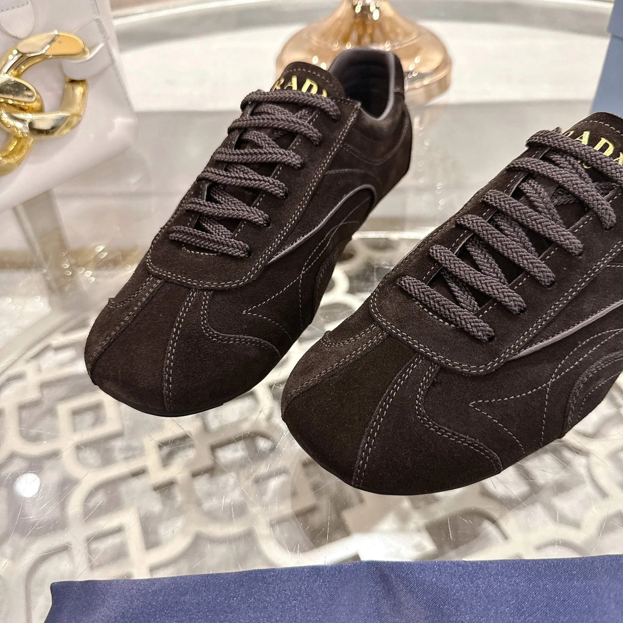 P600. PRADA for couples, casual shoes for couples, originally developed 1:1, made of high-mercerized cowhide, silk sheepskin lining, rubber outsole, comfortable and soft on the feet, size for women: 35 to 41. Male 38 to 45
